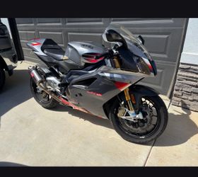 Aprilia RSV 1000r Factory (Colin Edwards & Noriyuki Haga Signed Championship Edition)