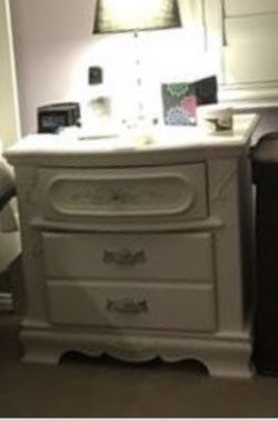 WHITE NIGHTSTAND GOOD CONDITION