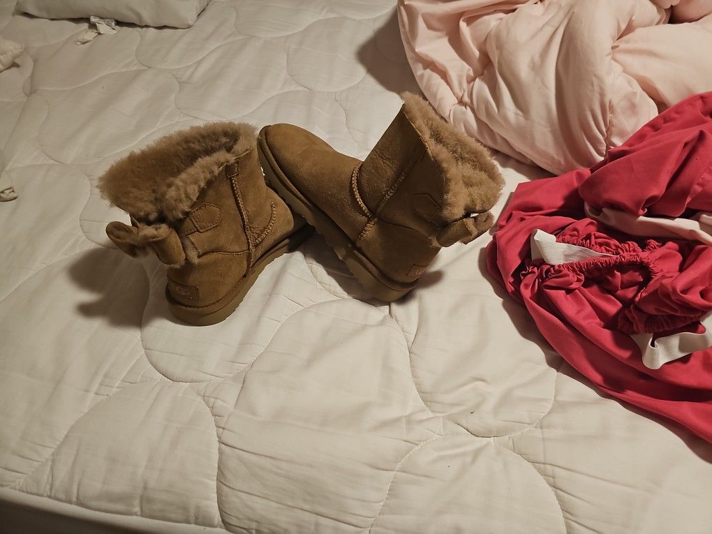 Womens Uggs Size 8