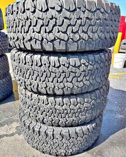 275/60/20 Bfgoodrich Selling a set of 4 tires in excellent condition 🫡