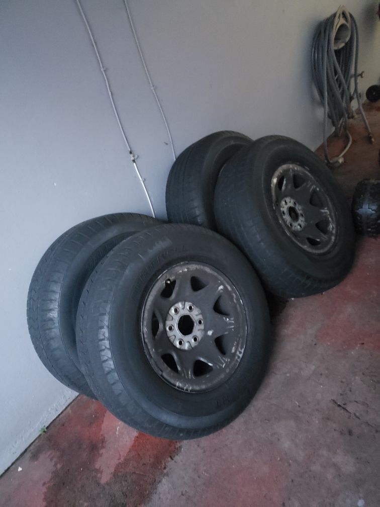 2014 chevy silverado rims and tires.