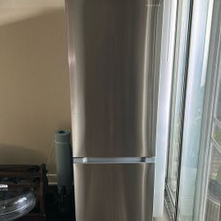Insignia 11.5 Cu. Bottom Freezer
