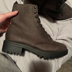 Brown heel boots!!
