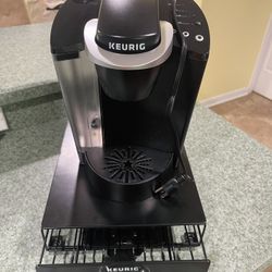 KEURIG coffee Maker & Pod storage  BRAND NEW