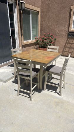 Four piece dining room set table,