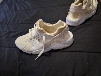 Nike HUARACHES SIZE 7 YOUTH., BRAND NEW WORN A FEW TIMES