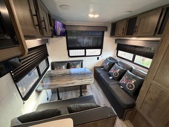 Alquilo Trailer RV with Dinette and Sofa