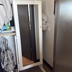 Mirrored jewelry holder