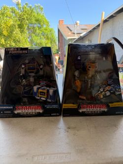 Transformers titanium series sound wave and optimal Optimus