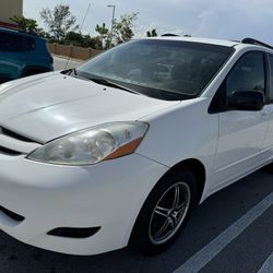 2008 Toyota Sienna  8-seats