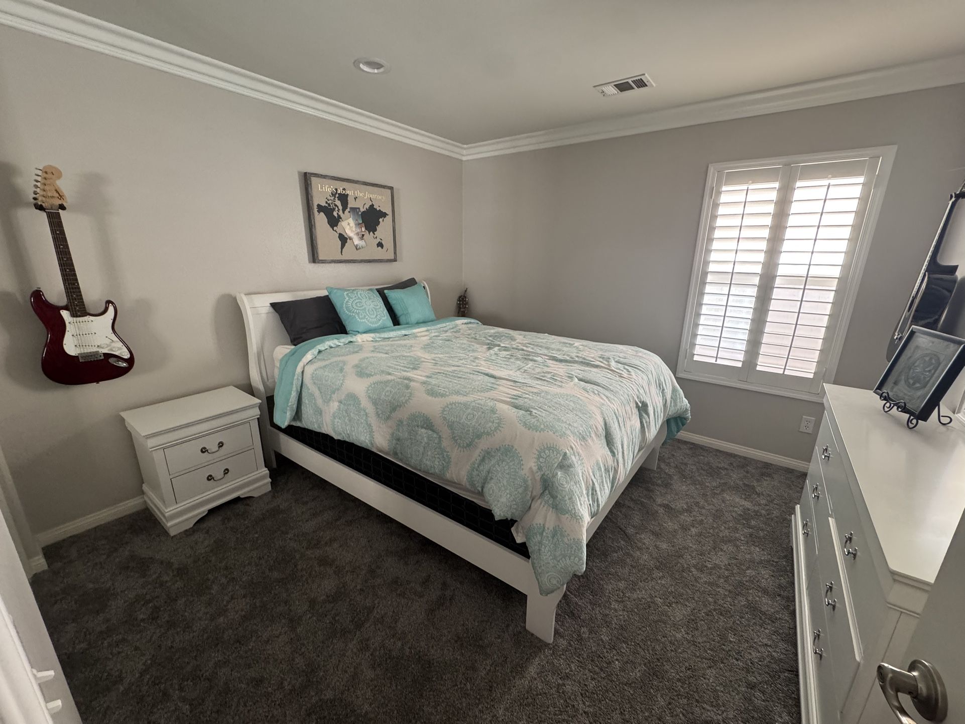 Complete Queen Size Bedroom Set With Bed