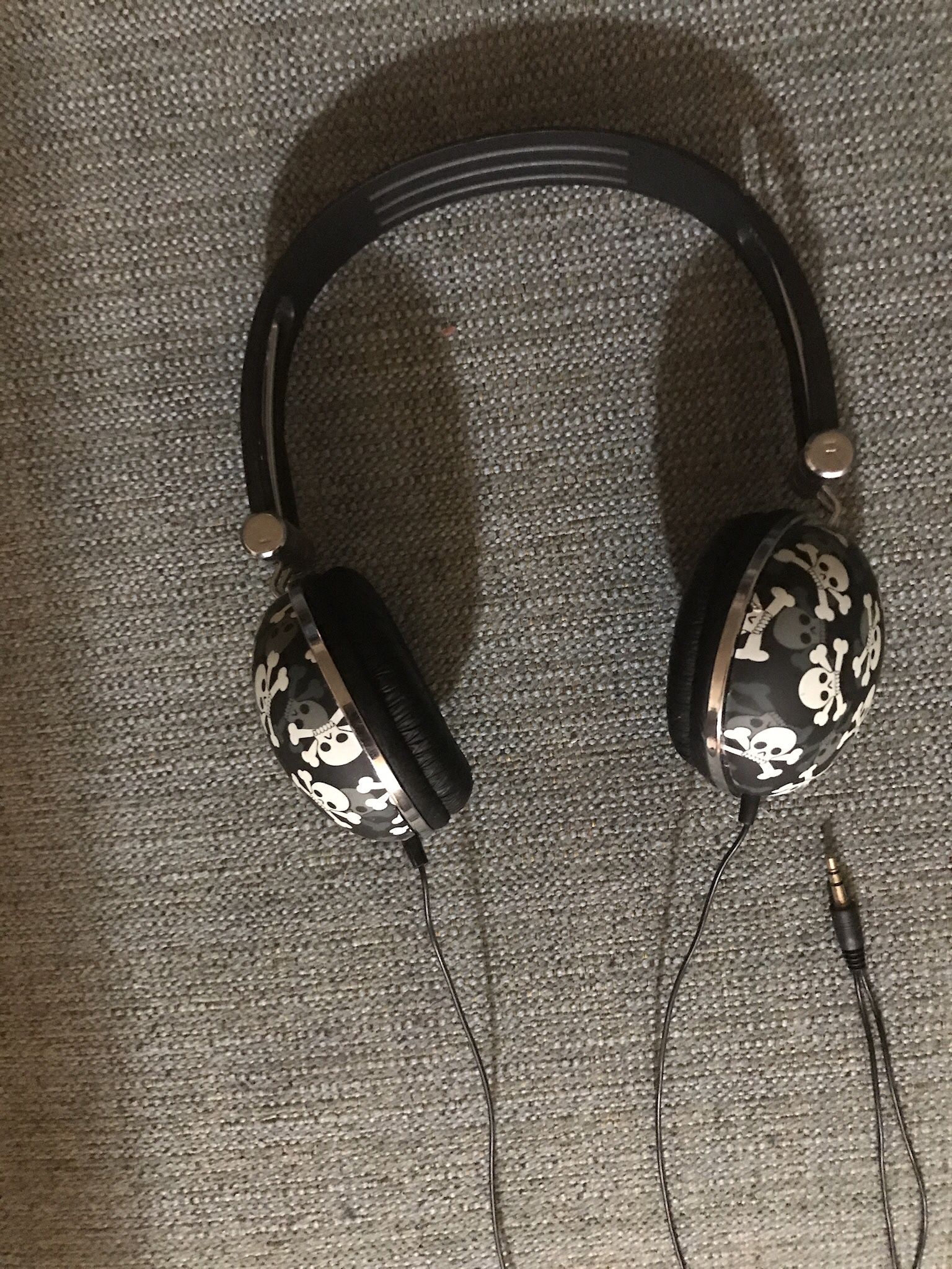 Unbranded  Skull and Crossbones Headphones