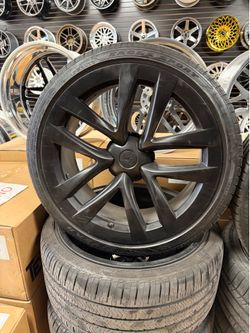 21” staggered oem Tesla model s plaid wheels slightly used good condition Goodyear tires