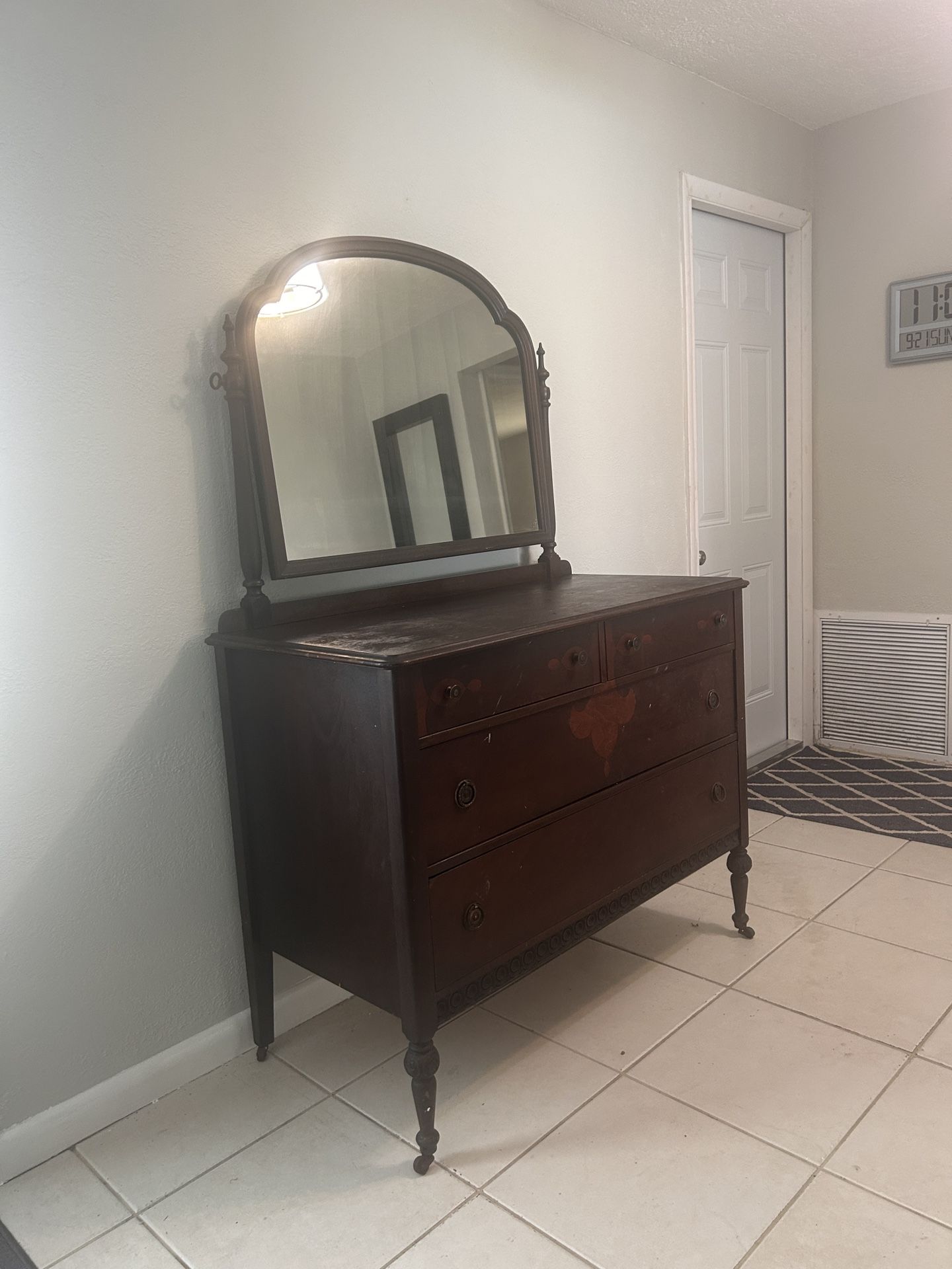 Dresser With Mirror 