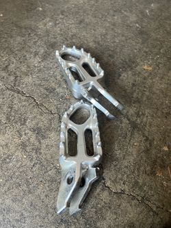surron ultra bee pegs