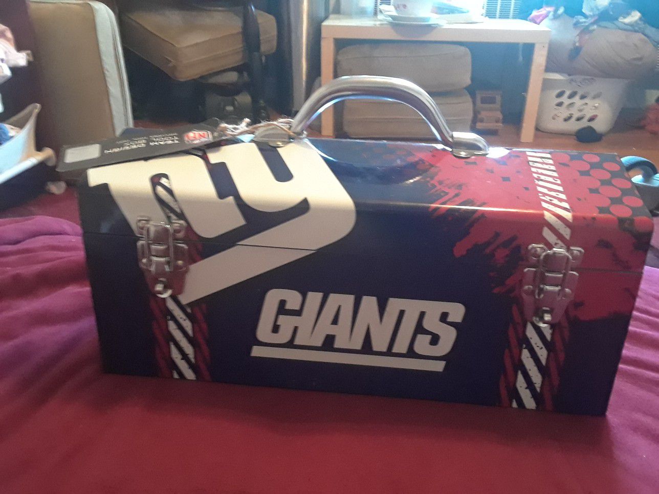i have this new York giants box you can used for put your tool or your fishing stuff...hablo español