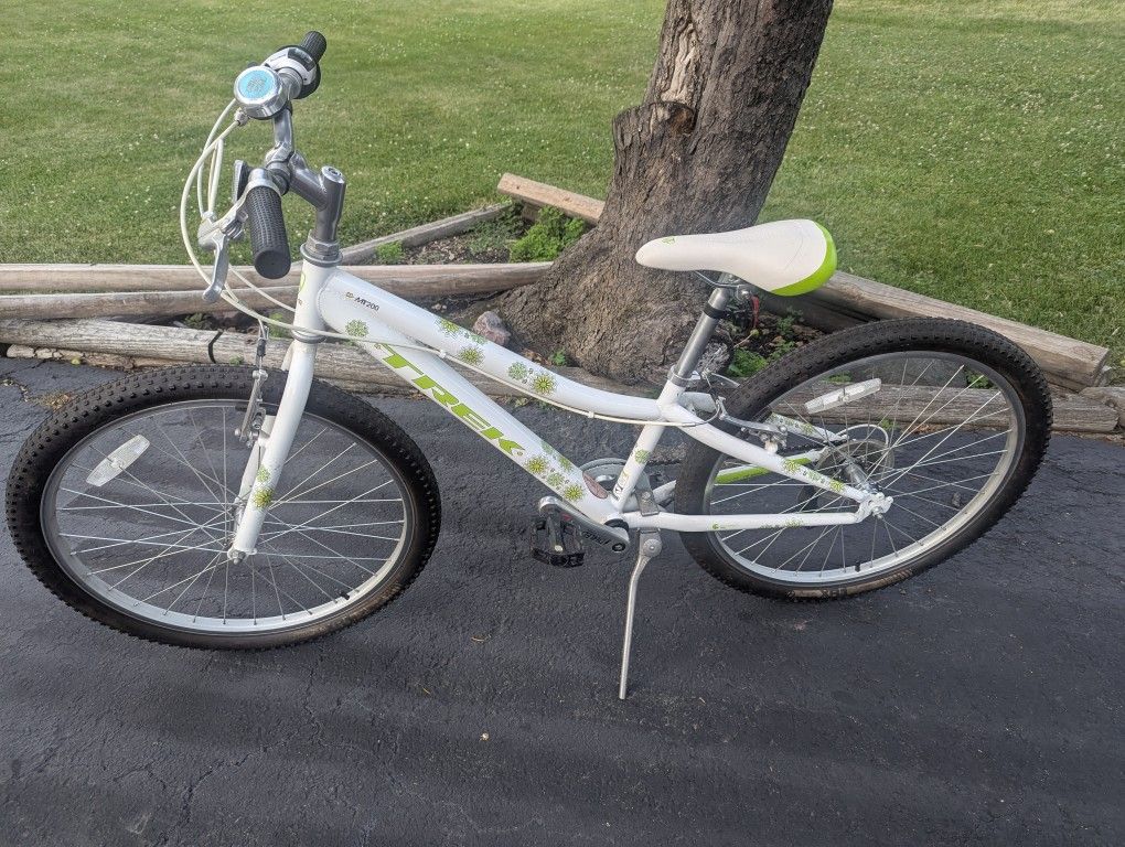 Trek MT200 24 Inch Mountain Bike