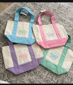 Trader Joe's tote bag exchange ❗️❗️no for sale only exchange i have easter bag  iam looking the colors see the pictures❗️❗️❗️83 ave and camelback