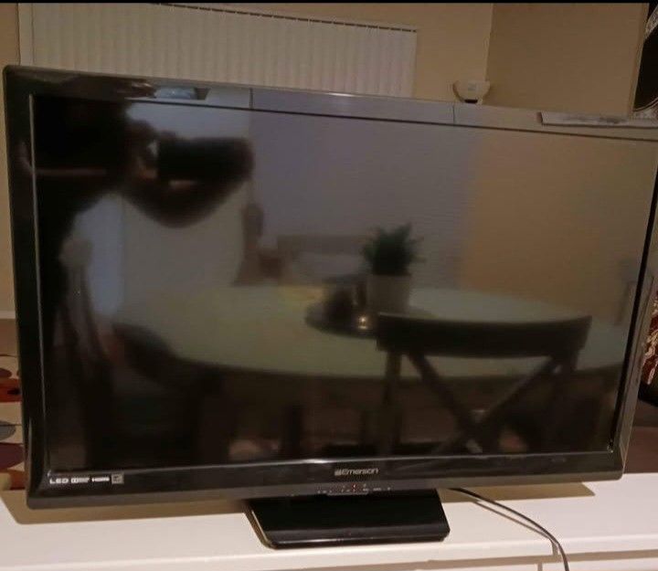 Emerson LED Screen Tv 30"in (Black)