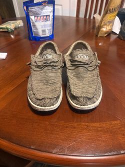 Men’s size 11 hey dudes