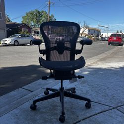 🎨🎨 Aeron Chair  Size B 🫟🫟