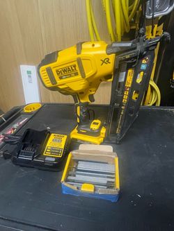 DeWalt 20V MAX XR 16GA  Angled Finish Nailer Kit