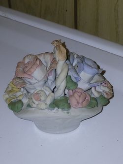 Ceramic basket full of flowers excellent condition