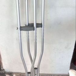 Crutches set