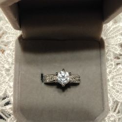 💍BRAND NEW💍 MOISSANITE RING