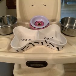 Lot Of 4 Pet Dishes And Bowls 