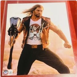 BAS COA CHRIS HEMSWORTH SIGNED 8x10 “THOR” PHOTO BECKETT