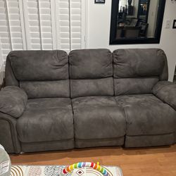 Living Spaces Recliner Couches 4 Years Old Power Recliner 
