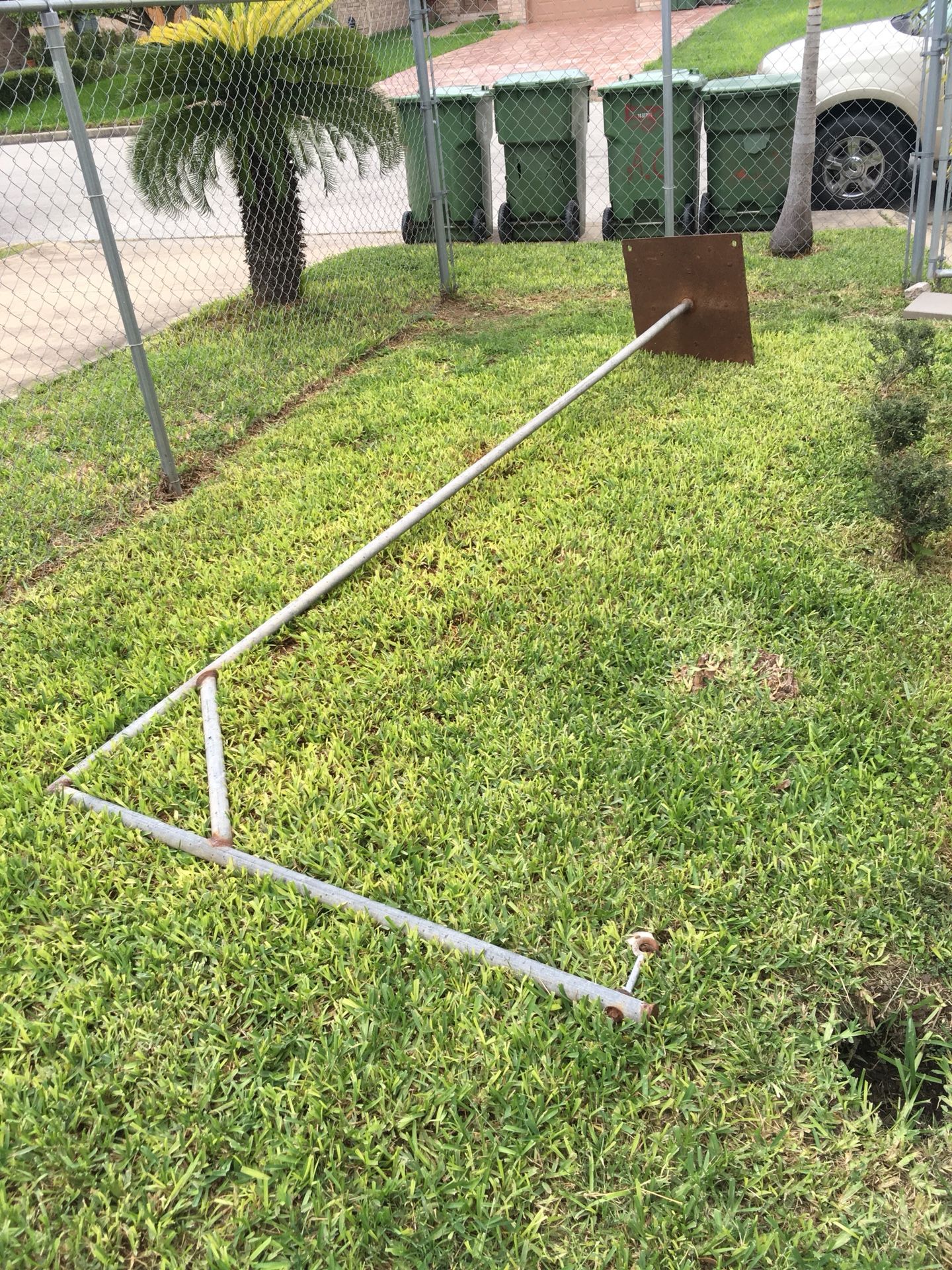 Pinata pole (metal post