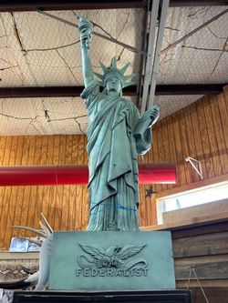60” Statue of Liberty replica / made of light resin / stunning