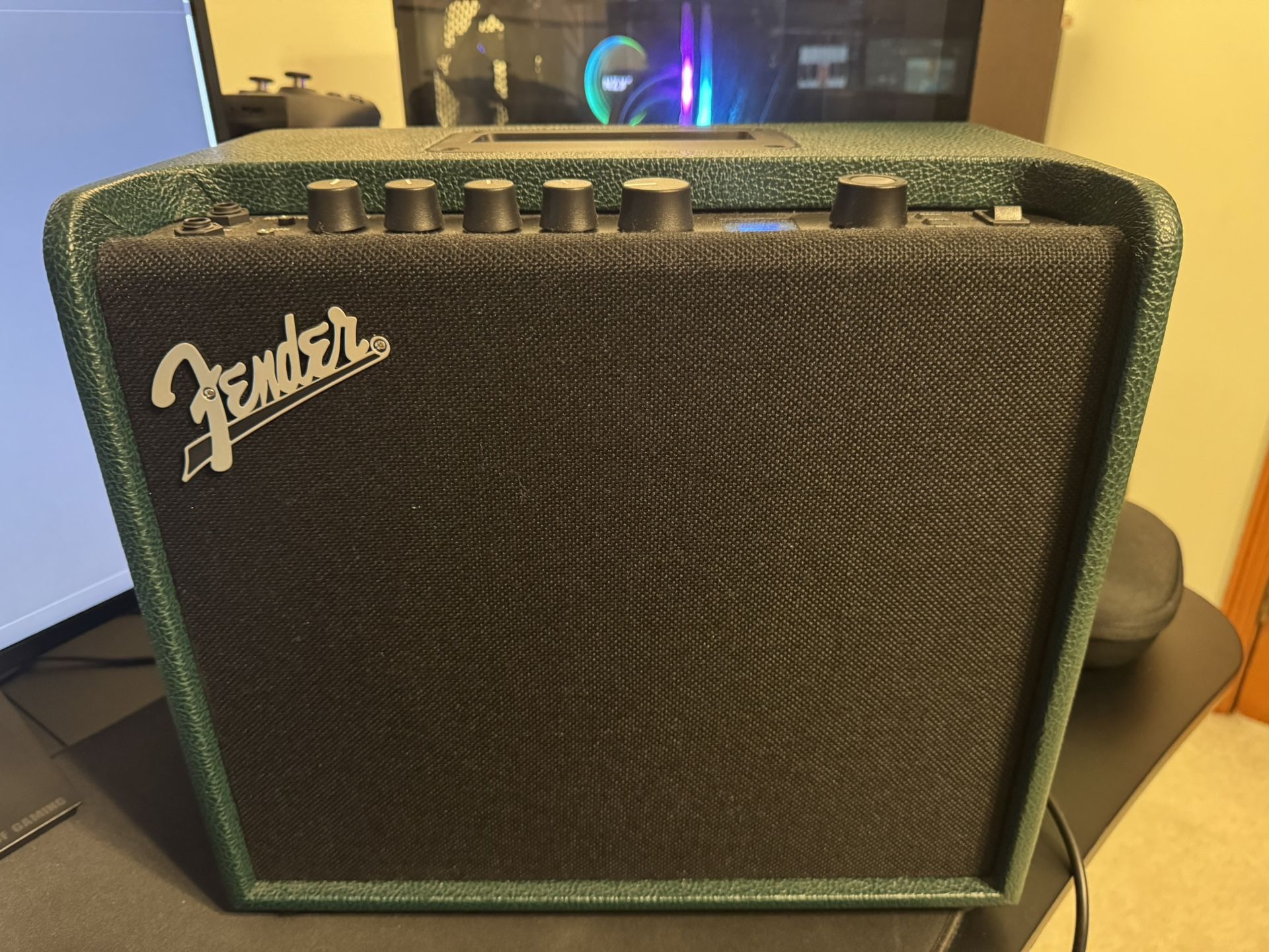 Fender Mustang LT25 25W 1x8 Guitar Combo Amp - British Racing Green + 10’ Professional Series Tweed Instrument Cable