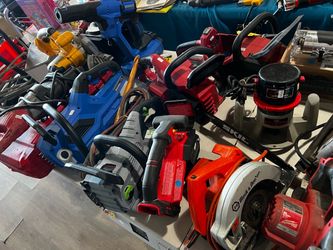Makita drills n lots of tools. Cheap. Some new. Espanol ok ✅