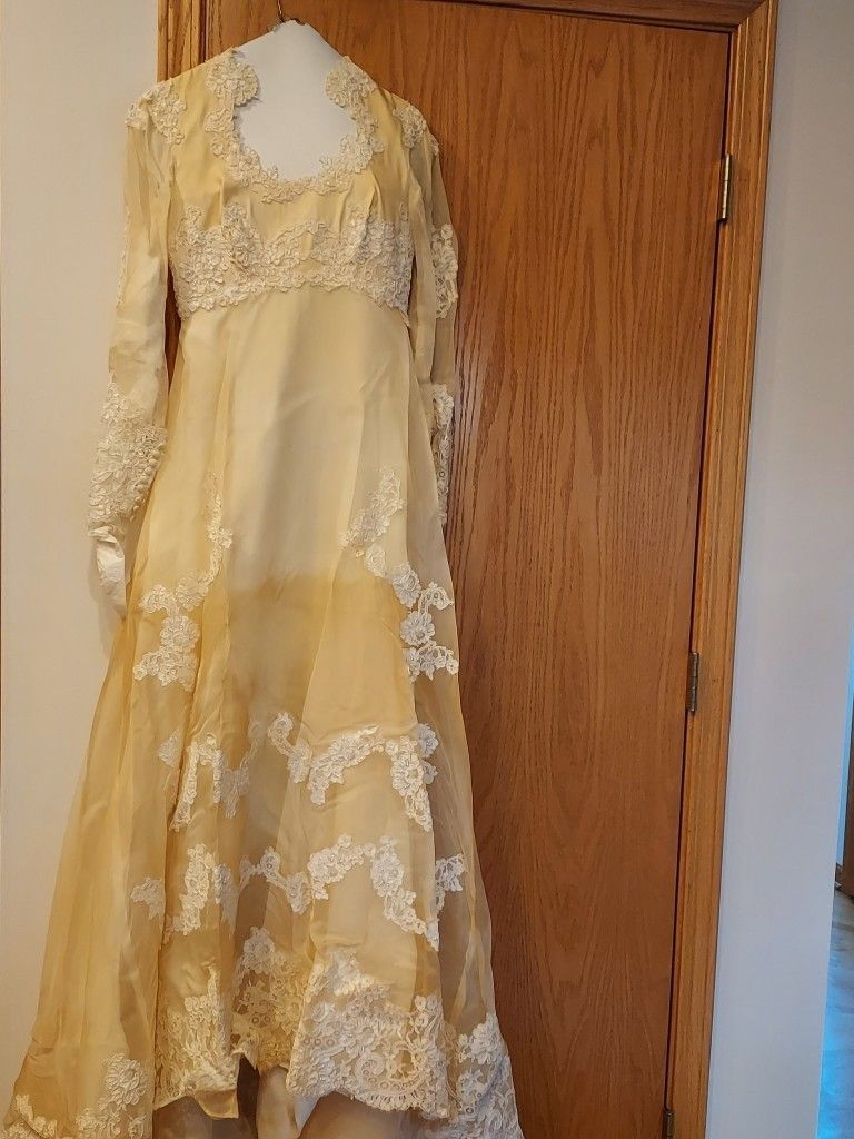 Halloween Vintage discolored Lace Wedding Dress.