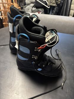 LOW PRICE MOVING- WOMENS BURTON SNOWBOARDING BOOTS