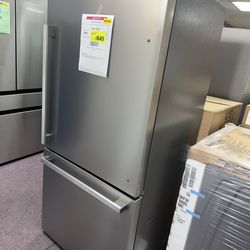 Hisense 17.2-cu ft Counter-Depth 32-in Wide Bottom-Freezer Refrigerator Fingerprint Resistant Stainless Steel) ENERGY STAR Certified