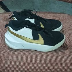 NIKE TEAM HUSTLE BOYS SHOES