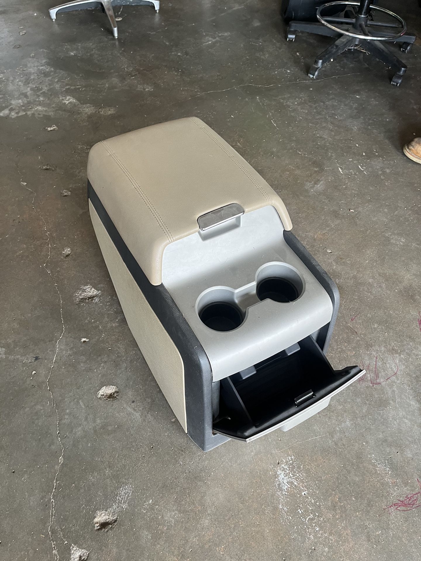 2005 Lincon Navigator Second Row Center Console