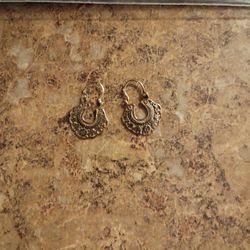 1.4 grams 14kt gold earrings