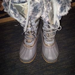 Bearpaw Ladies Boots The Grey Is Size 8 And The Black Size 10