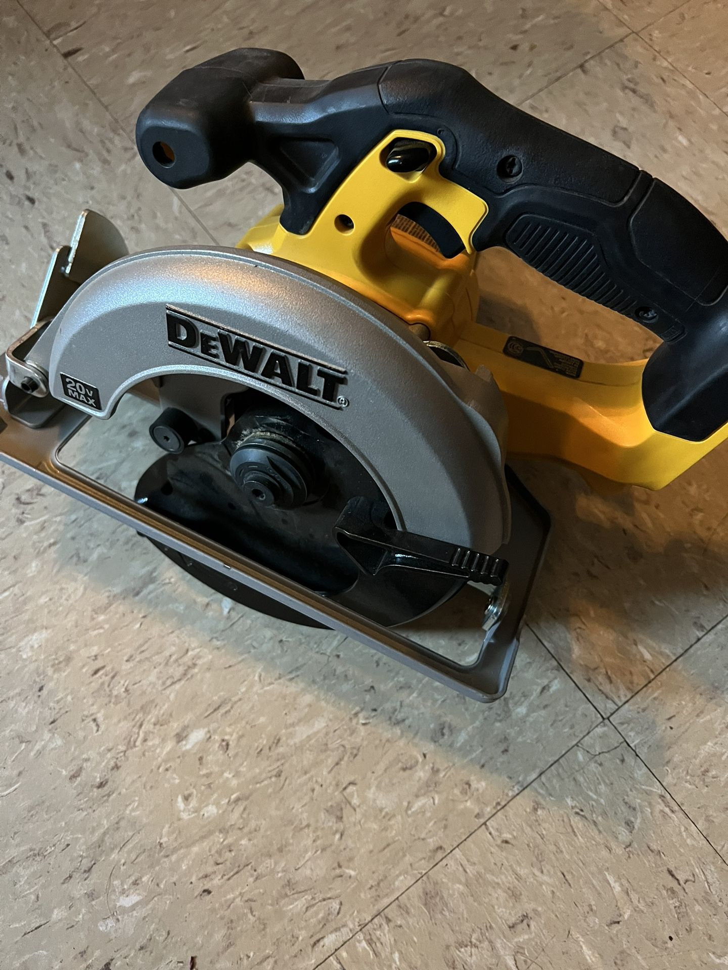 DEWALT DCS393B 20V MAX Li-ion 6-1/2" Cordless Circular Saw with 18T Blade Sin Baterías Ni Cargador