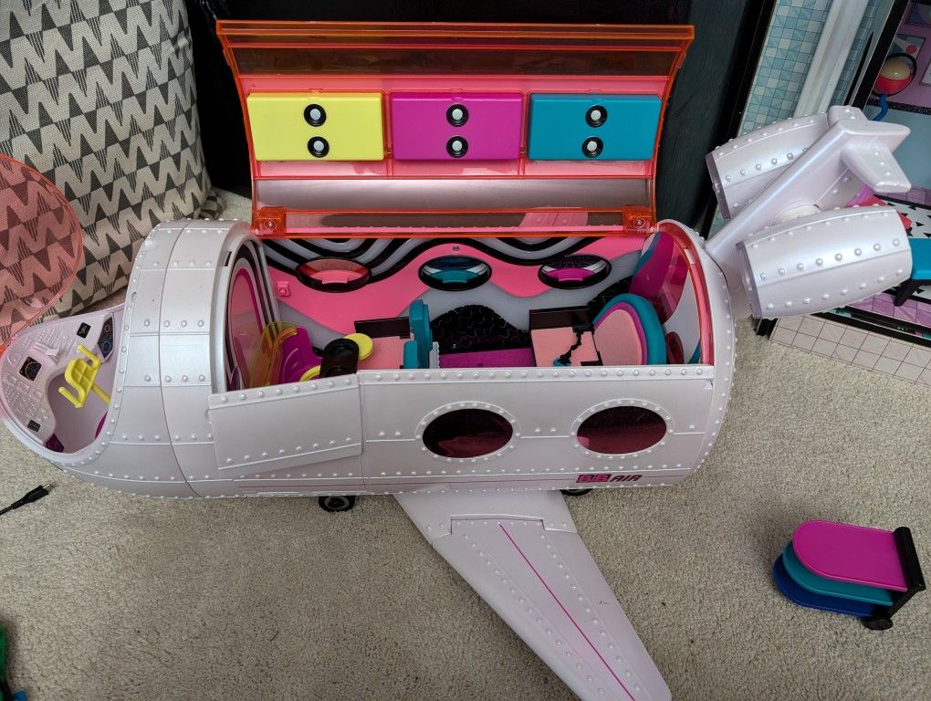 LOL Surprise OMG Remix 4-in-1 Plane Playset With Music Recording Studio, Mixing Booth