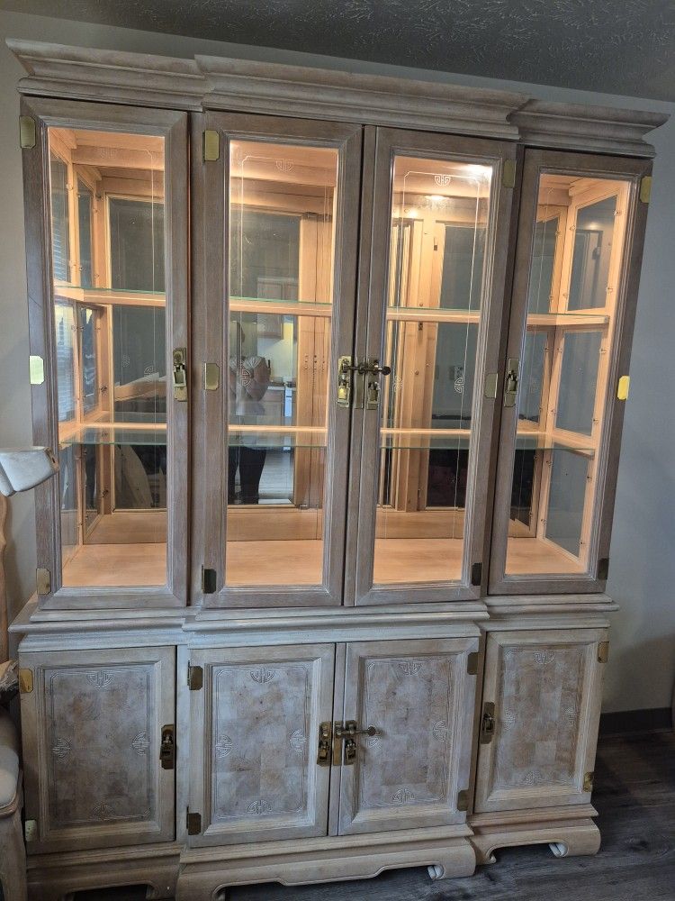 China Cabinet/ Hutch