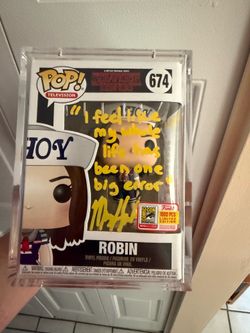 Robin con exclusive signed pop