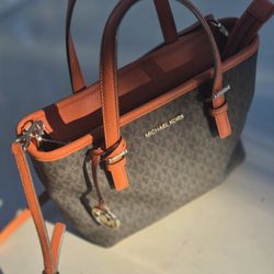 Michael Kors Purse. Absolutely Immaculate.  Crisp And Firm A Beautiful Bag!