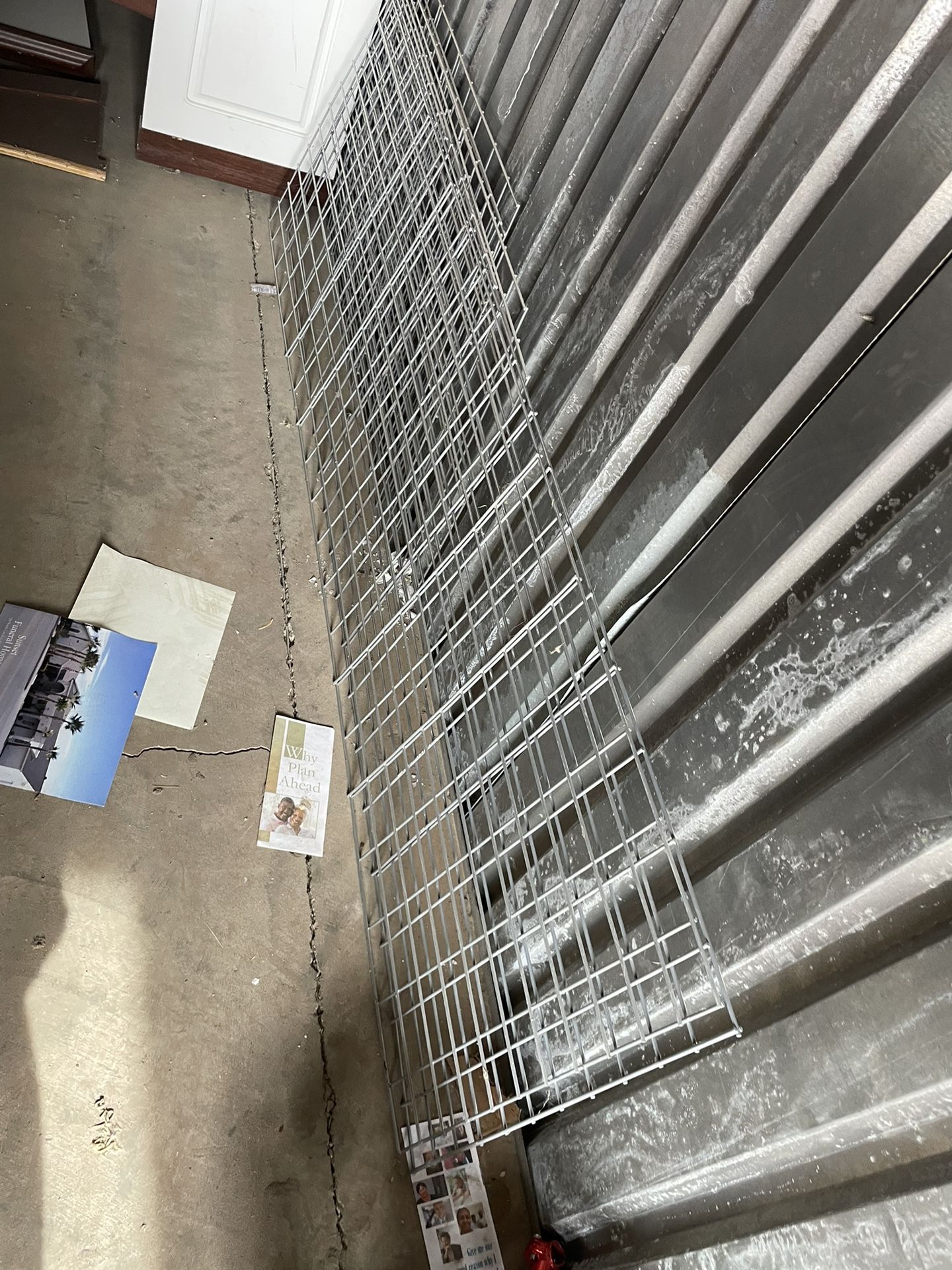 Metal Shelves Or Steel mesh