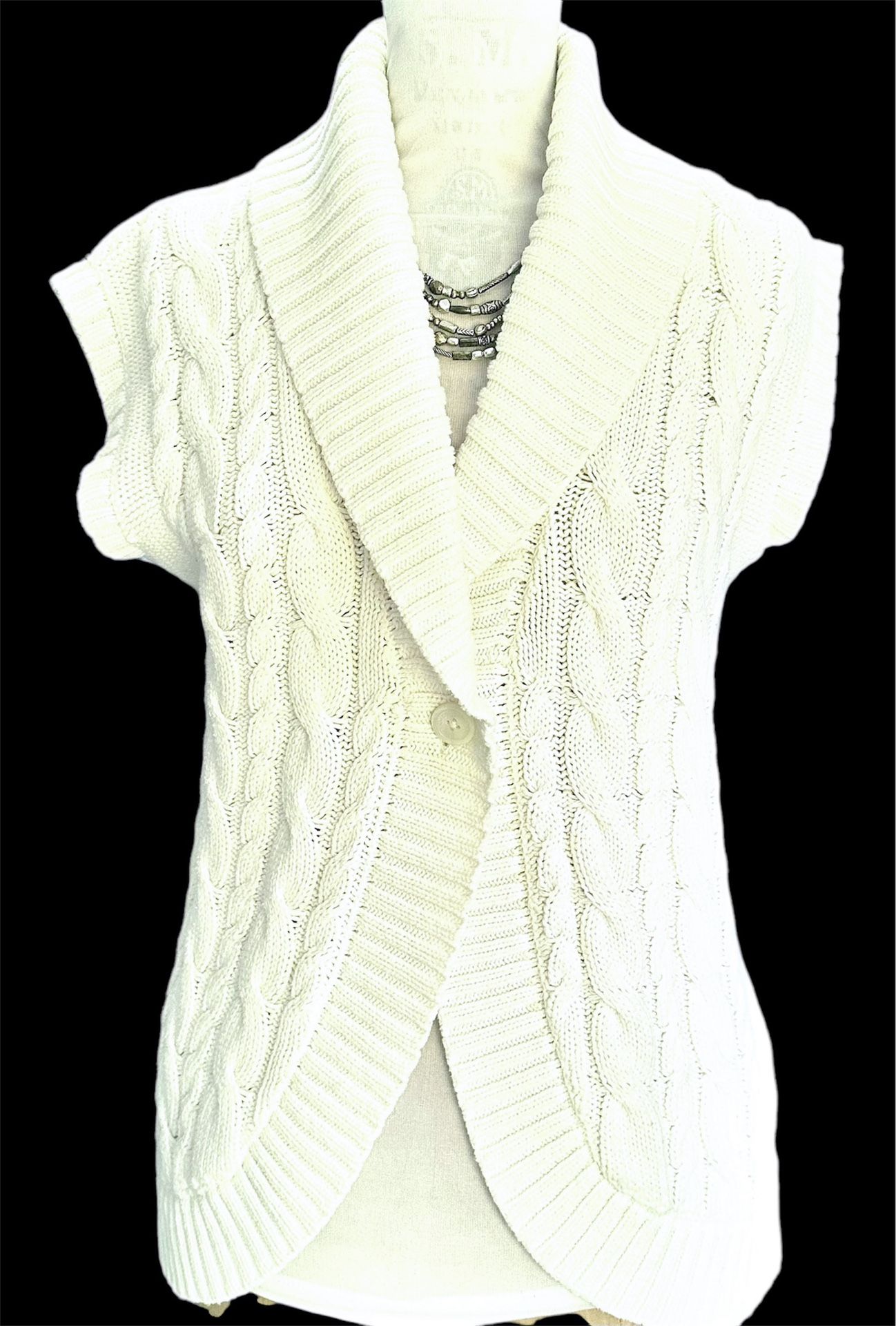 Sleeveless One-button fitted white vest cable stitch sweater.